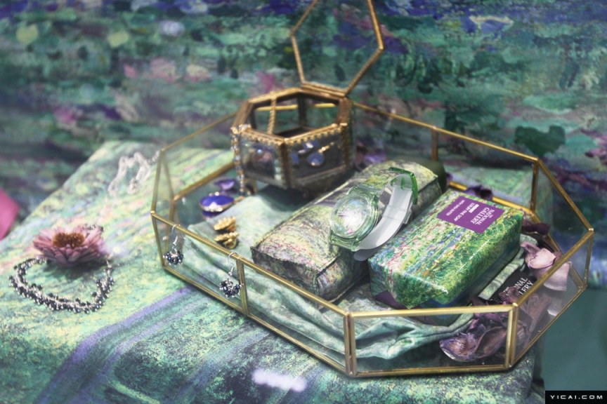 ゴッホにダ?ビンチにモネ　世界の名畫が上海地下鉄駅に