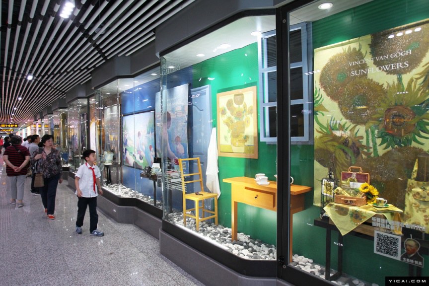 ゴッホにダ?ビンチにモネ　世界の名畫が上海地下鉄駅に