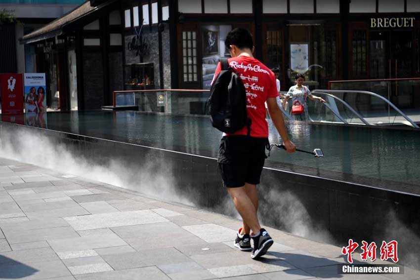 猛暑日が続く成都市の街中にミスト噴射裝置が稼動　四川省