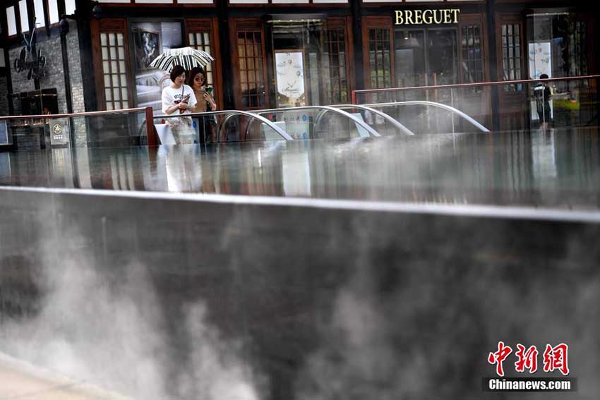 猛暑日が続く成都市の街中にミスト噴射裝置が稼動　四川省