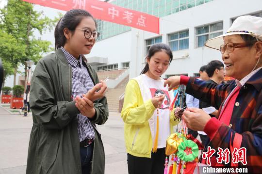 高考の受験生たちを陰ながら支える人たち