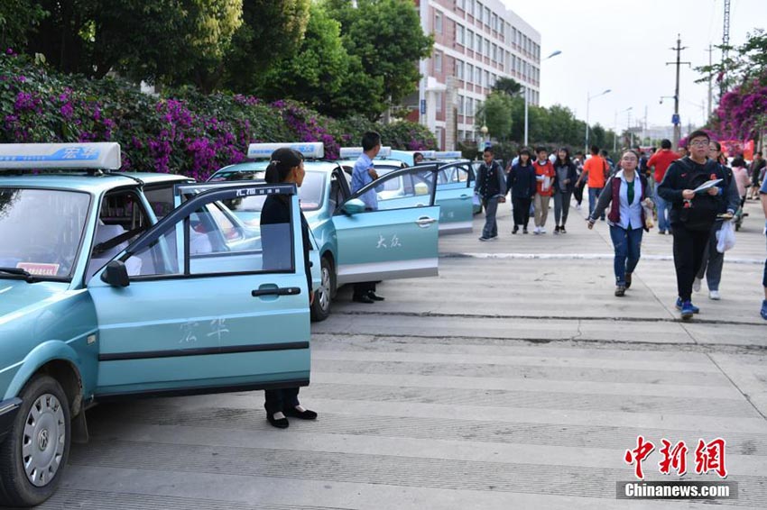 昆明のタクシー隊(duì)、無(wú)料受験會(huì)場(chǎng)送り屆けサービスを続けて15年