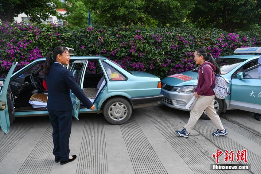 昆明のタクシー隊、無料受験會場送り屆けサービスを続けて15年