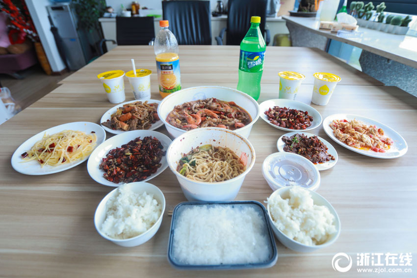 4キロのチャーハン平らげ、食べる量が「ちょっと」多いだけと語る美女