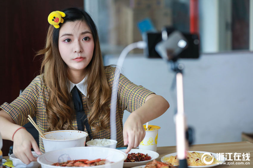 4キロのチャーハン平らげ、食べる量が「ちょっと」多いだけと語る美女