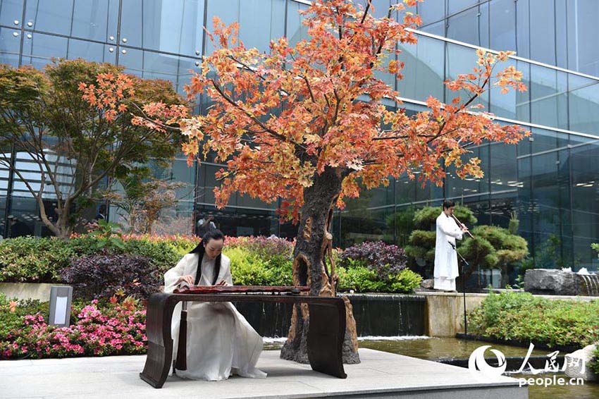 メディアセンターで行われた民族楽器の演奏パフォーマンスの様子（6月8日撮影）。