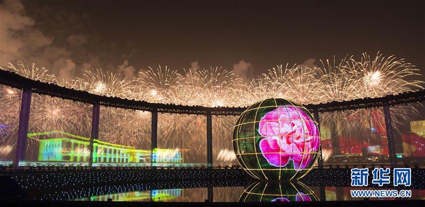 青島で花火のアートパフォーマンス　SCOサミット開催で