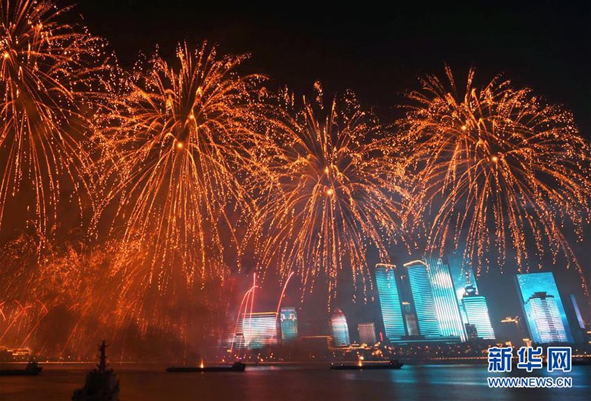 青島で花火のアートパフォーマンス　SCOサミット開(kāi)催で