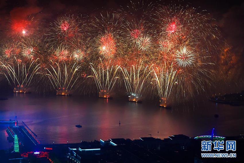 青島で花火のアートパフォーマンス　SCOサミット開(kāi)催で