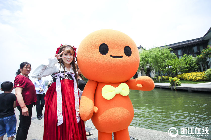 西湖に美女軍団とゆるキャラ現(xiàn)る！　浙江省