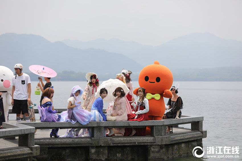西湖に美女軍団とゆるキャラ現(xiàn)る！　浙江省
