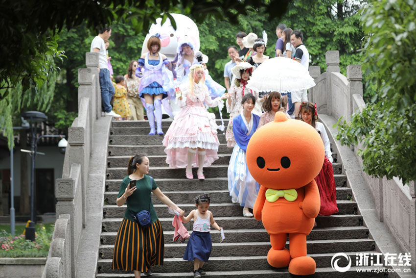 西湖に美女軍団とゆるキャラ現(xiàn)る！　浙江省