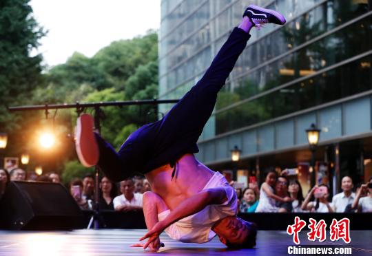 エキサイティングなダンスを目の前で！上海でストリートダンスバトル