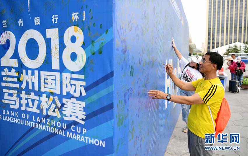 100回目のマラソン完走を成し遂げた70代の中國人男性