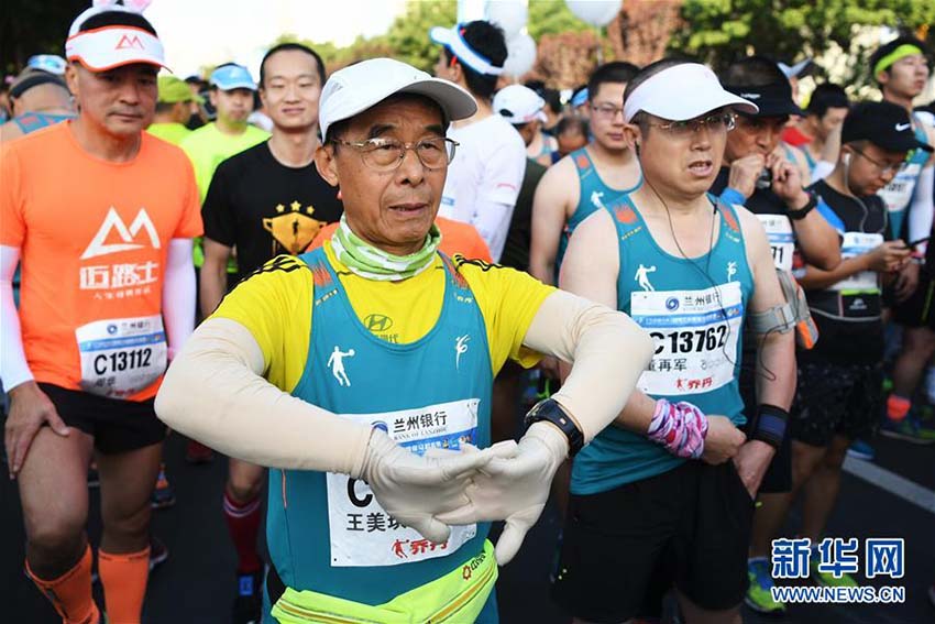 100回目のマラソン完走を成し遂げた70代の中國人男性