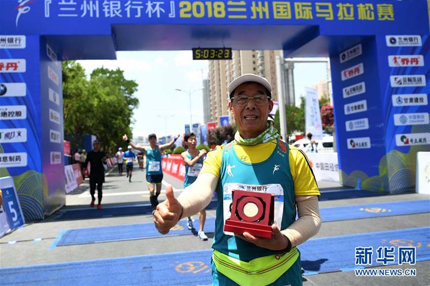 100回目のマラソン完走を成し遂げた70代の中國人男性