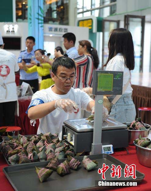 長春市でちまき作り大會　1時間でちまき2000個完成