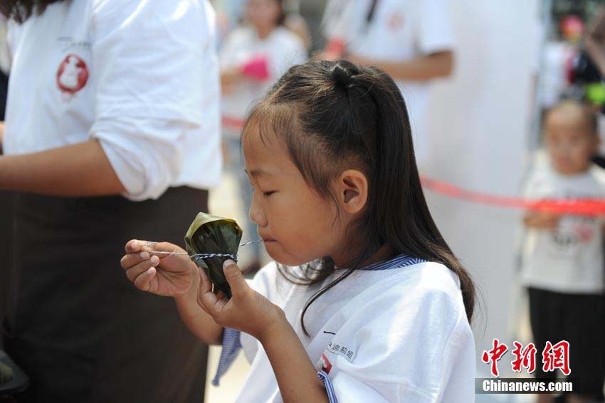 長(zhǎng)春市でちまき作り大會(huì)　1時(shí)間でちまき2000個(gè)完成