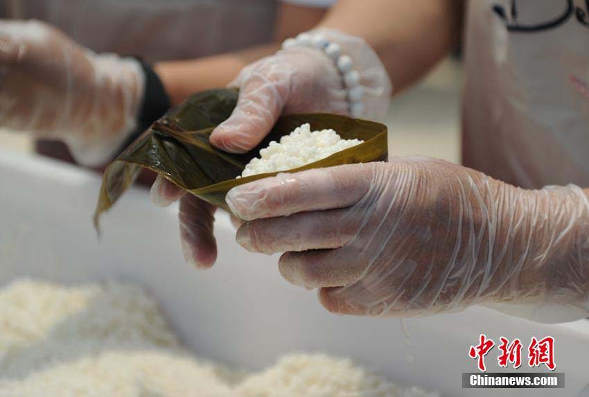 長春市でちまき作り大會　1時間でちまき2000個完成