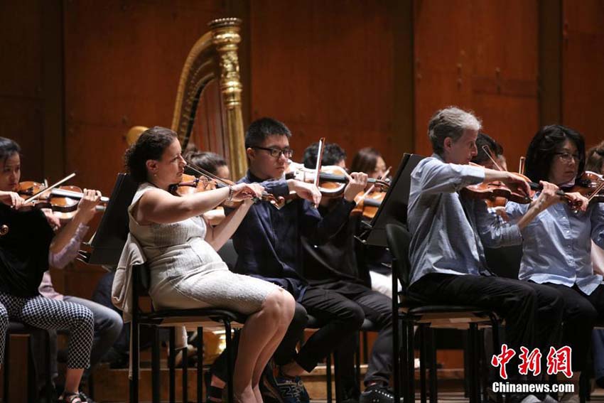 中國(guó)の學(xué)生たち、ニューヨーク?フィルハーモニックでプロの楽団員を體験