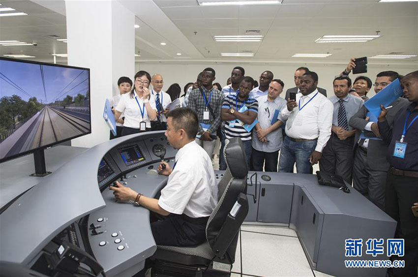 13ヶ國からやってきた外國人たち、「高速鉄道教習所」を見學　湖北省