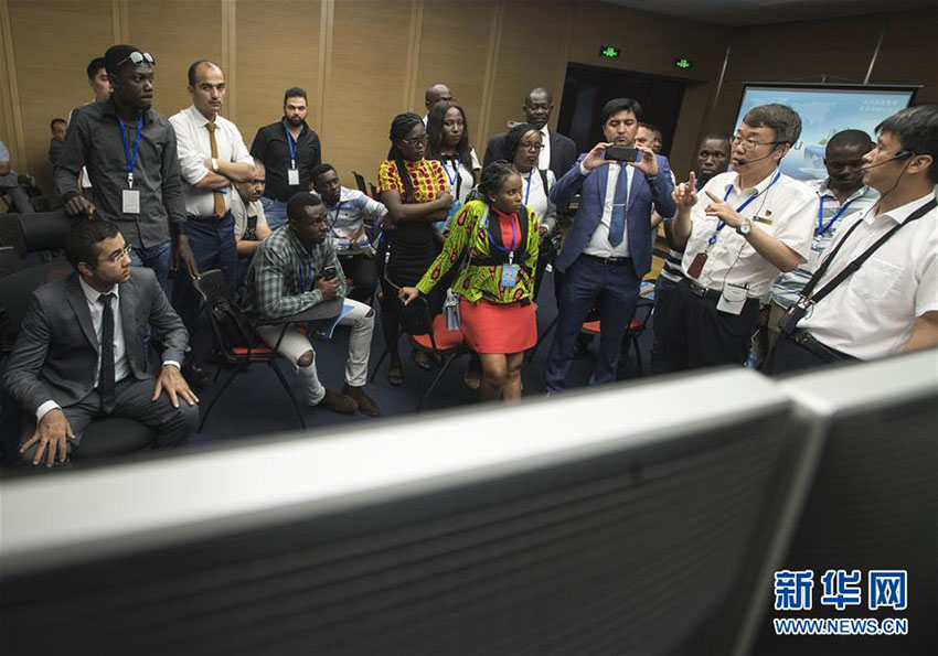 13ヶ國(guó)からやってきた外國(guó)人たち、「高速鉄道教習(xí)所」を見(jiàn)學(xué)　湖北省