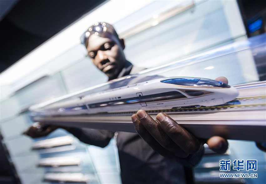 13ヶ國(guó)からやってきた外國(guó)人たち、「高速鉄道教習(xí)所」を見學(xué)　湖北省