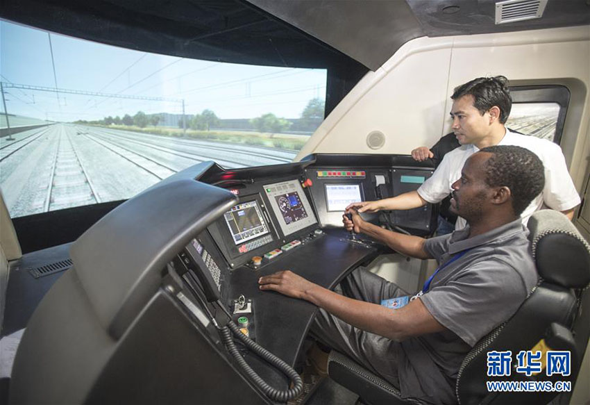 13ヶ國からやってきた外國人たち、「高速鉄道教習所」を見學　湖北省