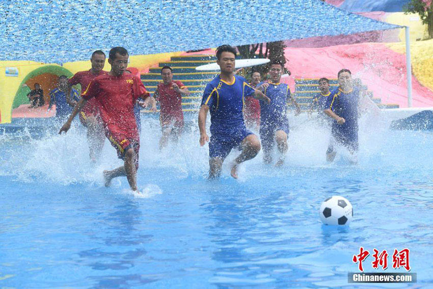 重慶市のウォーターパークでW杯開催記念のサッカーゲームイベント開催