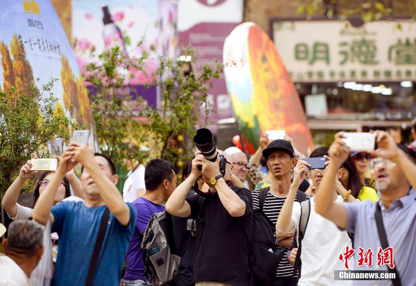 夏迎え、新疆観光ツアー活況に　観光客集まる新疆國際大バザール