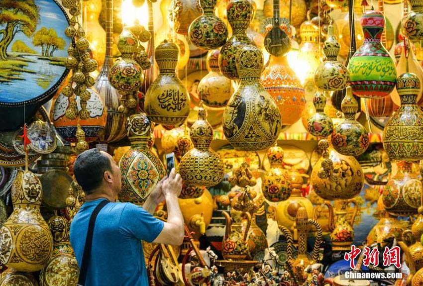 夏迎え、新疆観光ツアー活況に　観光客集まる新疆國際大バザール