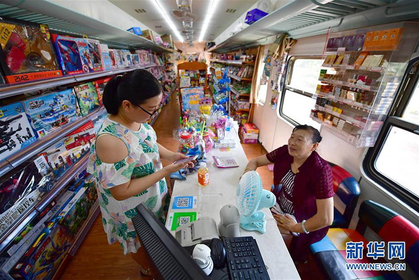 懐かしの緑の列車車両をスーパーに　陝西省