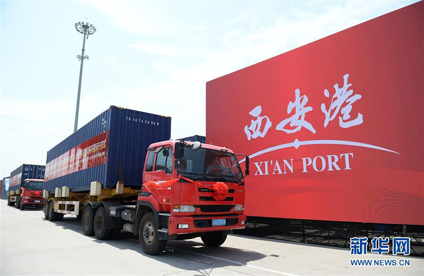 輸入自動(dòng)車を載せた貨物列車「中歐班列」が西安に到著
