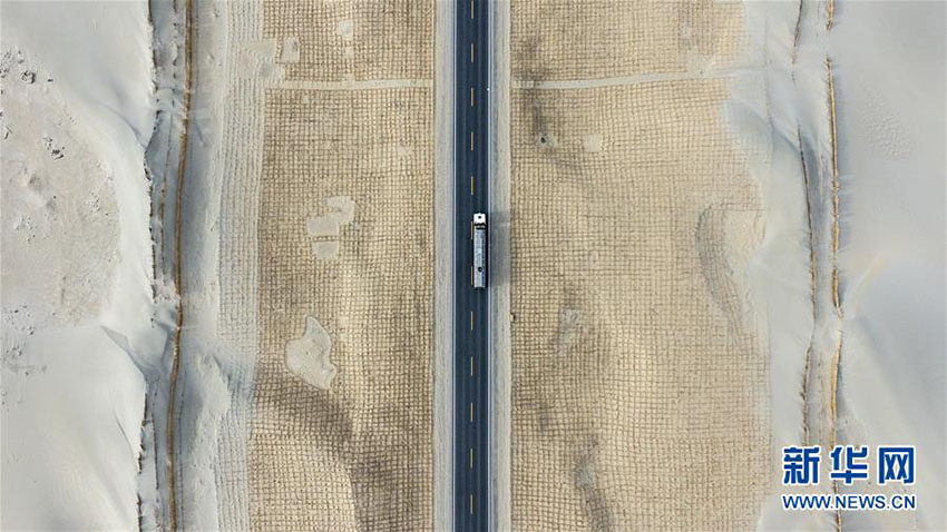 死の砂漠を延々と貫く公道　新疆維吾爾（ウイグル）自治區(qū)