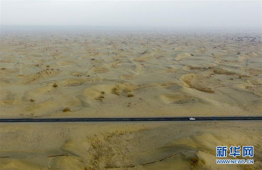 死の砂漠を延々と貫く公道　新疆維吾爾（ウイグル）自治區(qū)