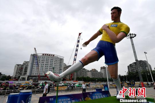 福州市の街中にネイマールのモニュメント登場