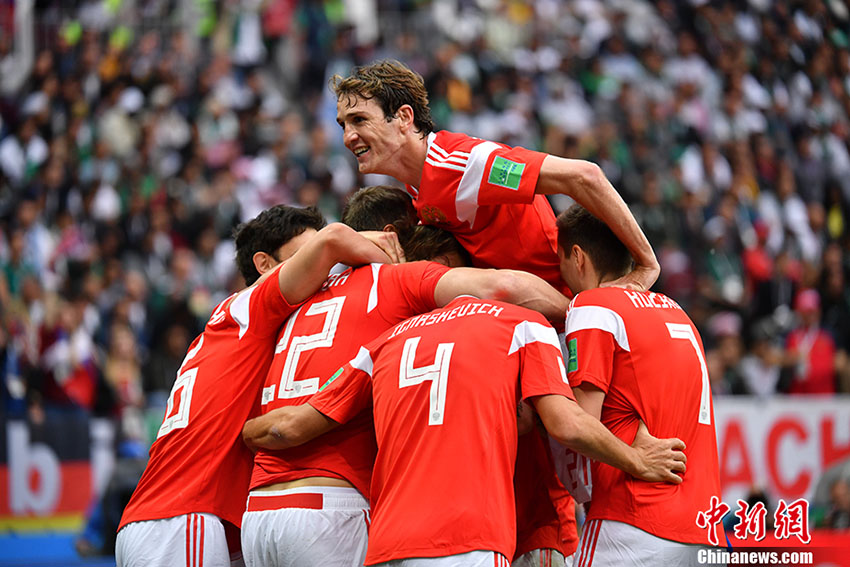 W杯開(kāi)幕戦スタート　熱狂するサッカーサポーター