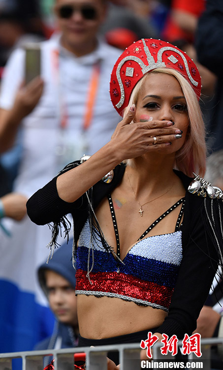 W杯開(kāi)幕戦スタート　熱狂するサッカーサポーター