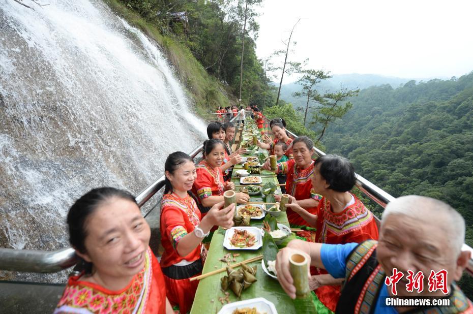 湖南九龍江のヤオ族、ガラスの桟道で粽の「長龍宴」