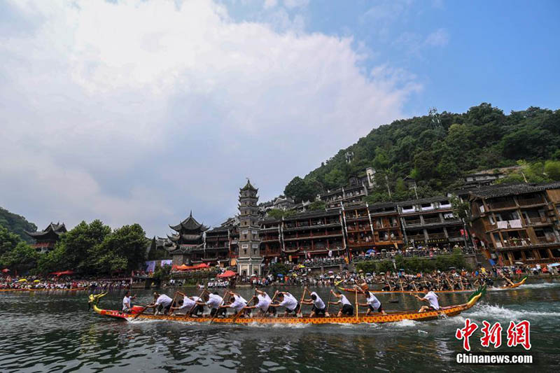 湖南省?鳳凰古城で端午の節(jié)句のドラゴンボートレース