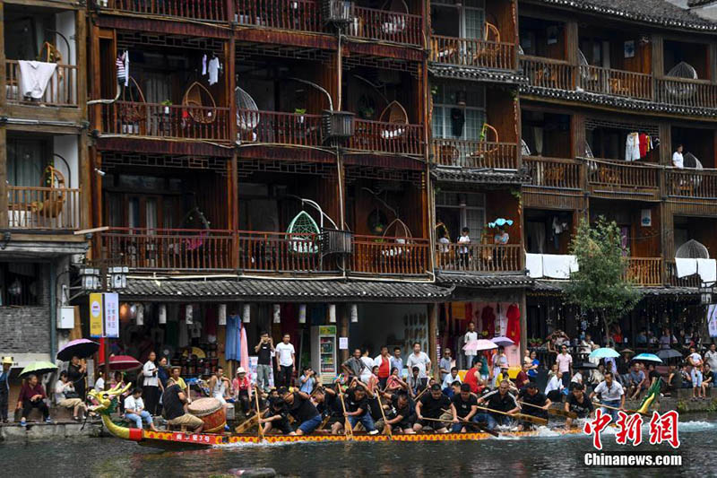 湖南省?鳳凰古城で端午の節(jié)句のドラゴンボートレース