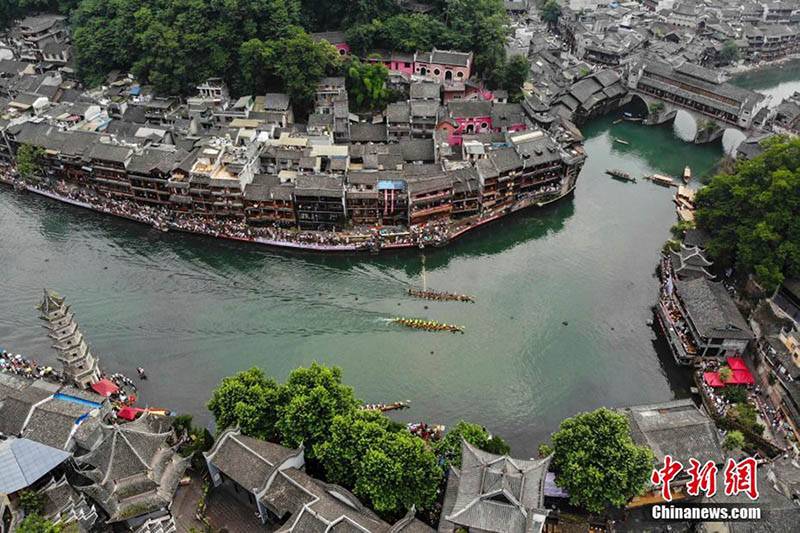 湖南省?鳳凰古城で端午の節(jié)句のドラゴンボートレース