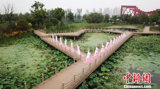 揚(yáng)州市の景勝地でハスの花に囲まれながらヨガパフォーマンス