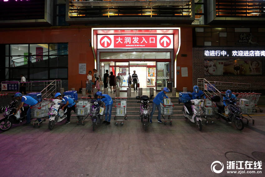 上海、W杯観戦でビール300本の注文入る　デリバリー配達(dá)員6人が出動(dòng)