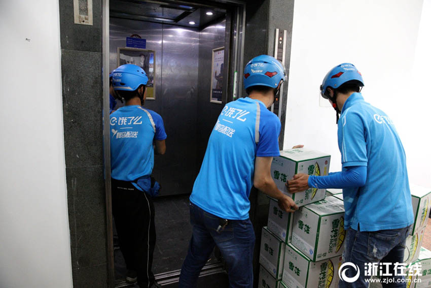 上海、W杯観戦でビール300本の注文入る　デリバリー配達(dá)員6人が出動(dòng)