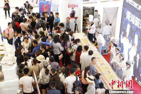 青海省西寧市にW杯開幕記念の長さ10メートルのケーキ登場