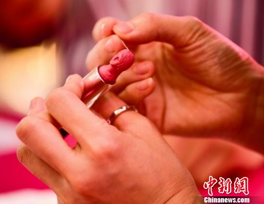 香港地區(qū)の口紅アーティスト、重慶で初の口紅アート展