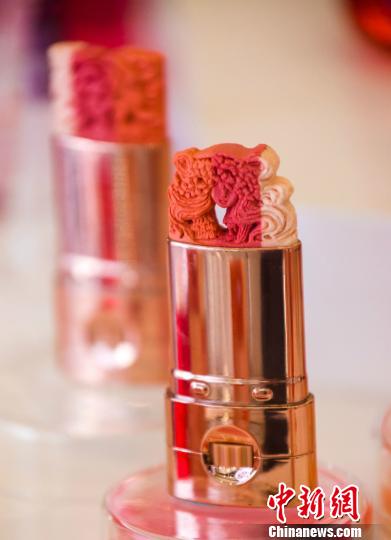 香港地區(qū)の口紅アーティスト、重慶で初の口紅アート展