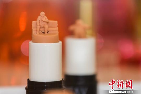 香港地區(qū)の口紅アーティスト、重慶で初の口紅アート展