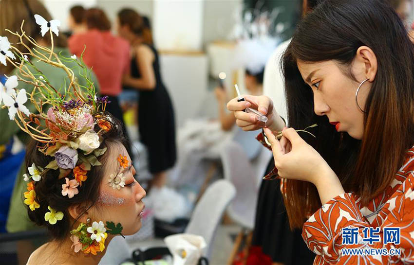 卒業(yè)生のリクルート兼ねたメイクアップ?スタイリングコンテスト　天津